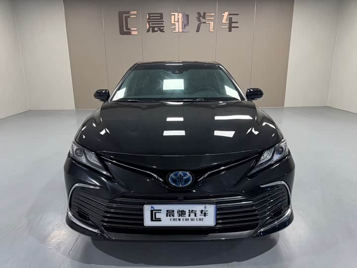 Фото 2 - Toyota Camry