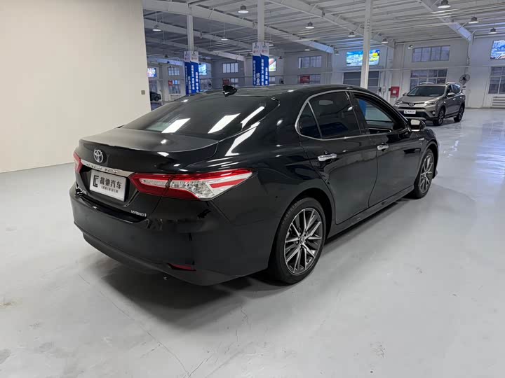 Фото 4 - Toyota Camry