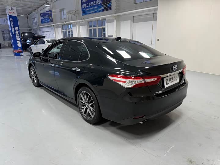 Фото 6 - Toyota Camry