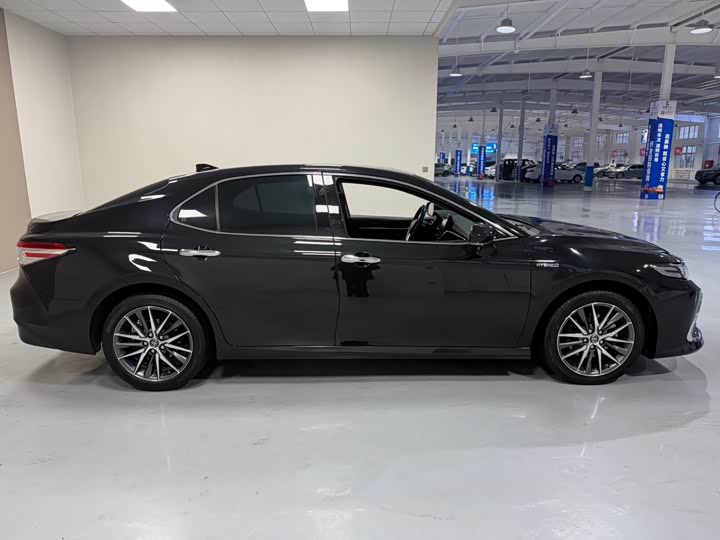 Фото 8 - Toyota Camry