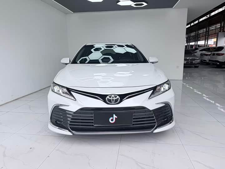Фото 2 - Toyota Camry