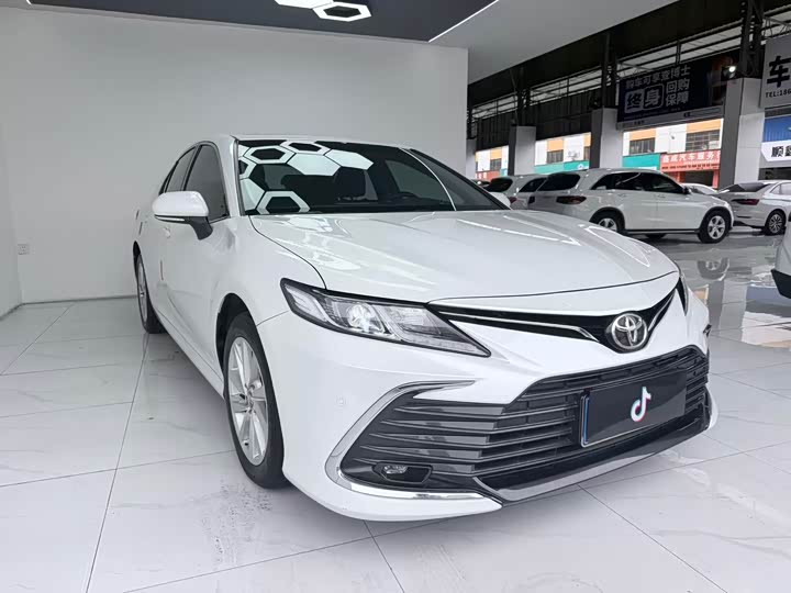 Фото 3 - Toyota Camry