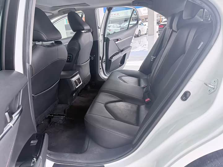 Фото 6 - Toyota Camry