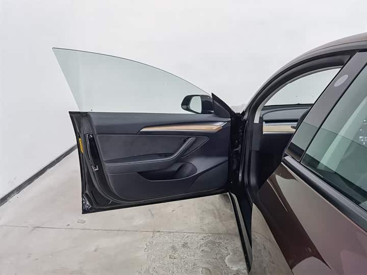 Фото 8 - Tesla Model 3