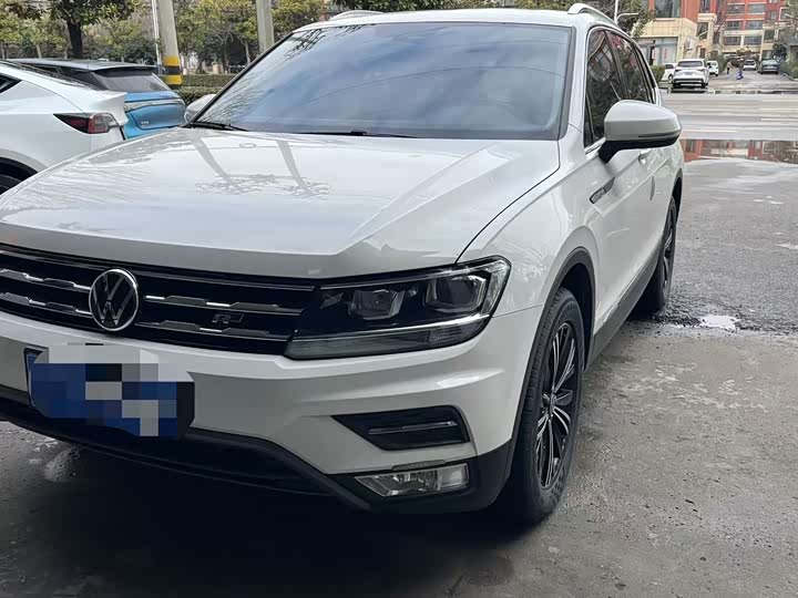 Photo 1 - Volkswagen Tiguan L Pro