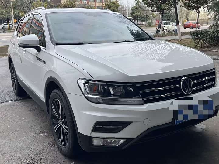 Photo 2 - Volkswagen Tiguan L Pro
