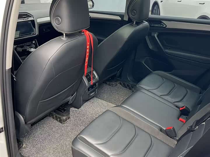 Photo 3 - Volkswagen Tiguan L Pro