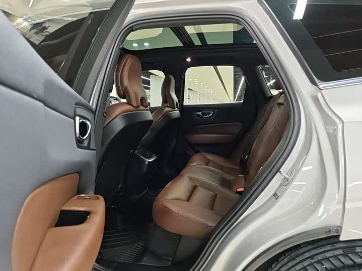 Фото 7 - Volvo XC60