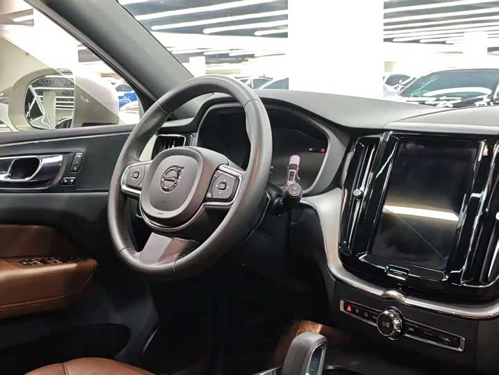 Фото 8 - Volvo XC60