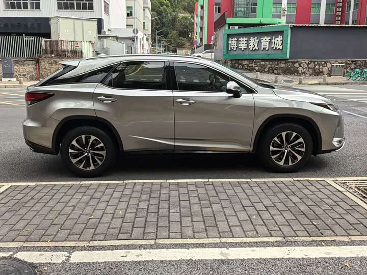 Фото 4 - Lexus RX