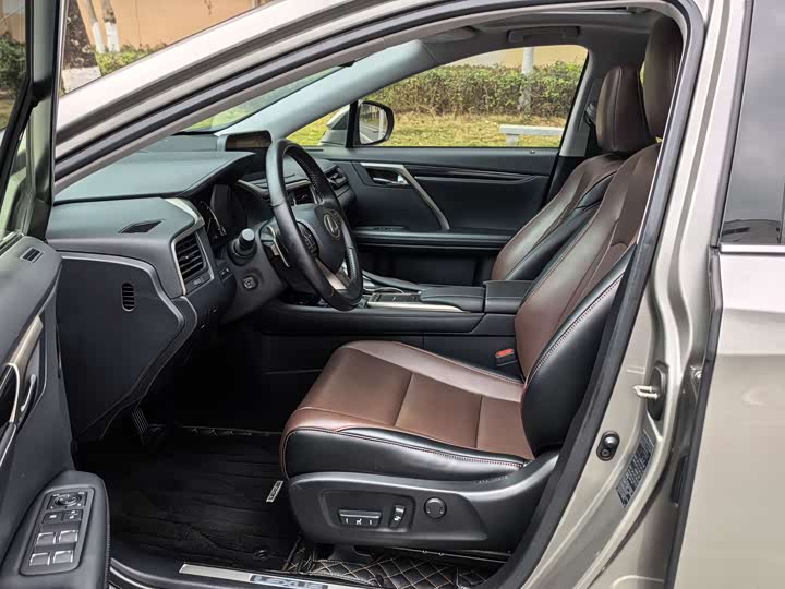 Фото 8 - Lexus RX