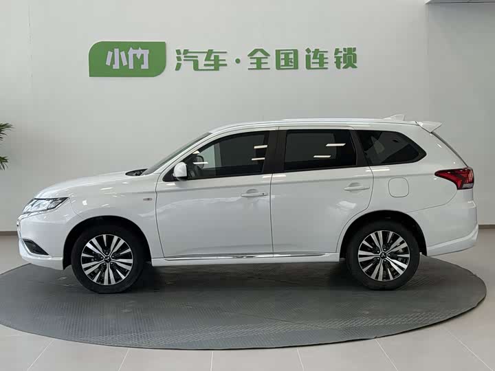 Фото 8 - Mitsubishi Outlander
