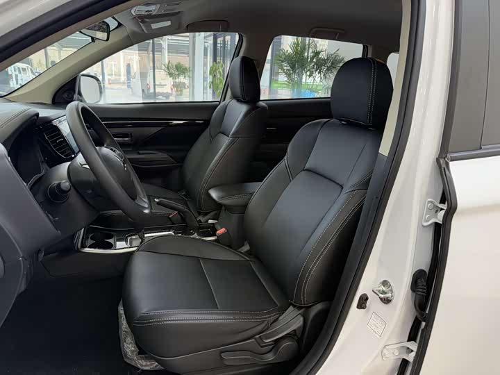 Фото 9 - Mitsubishi Outlander