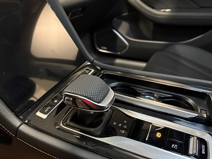 Фото 8 - Hongqi H5