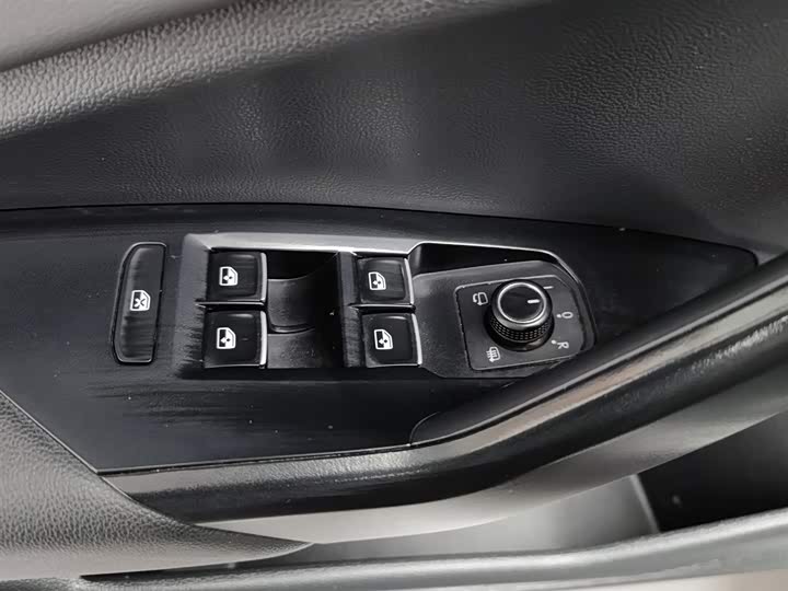 Фото 9 - Volkswagen Sagitar L