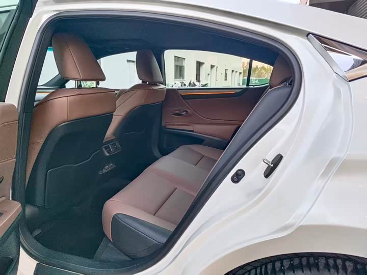 Фото 7 - Lexus ES