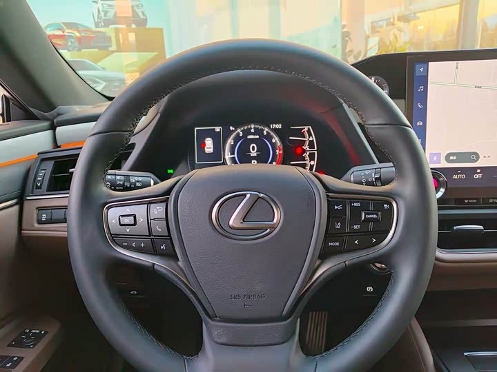 Фото 9 - Lexus ES