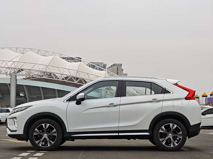 Photo 7 - Mitsubishi Eclipse Cross