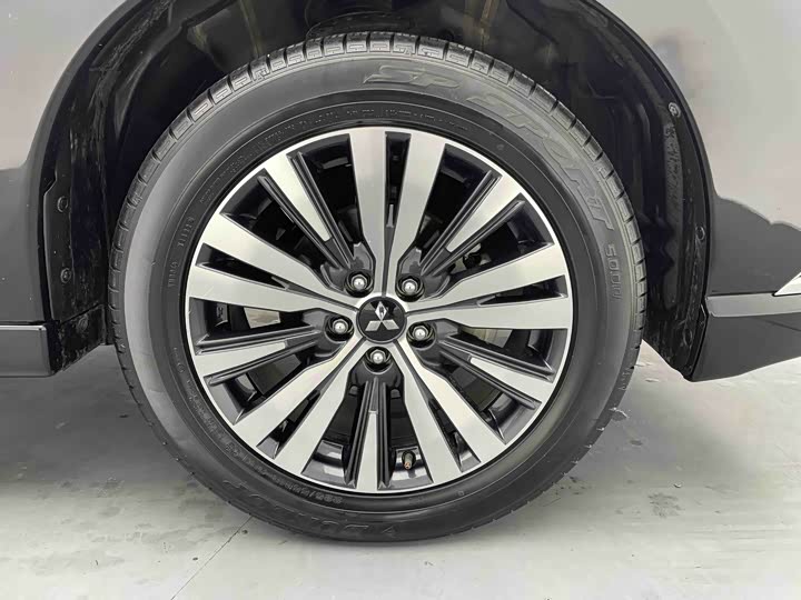 Фото 8 - Mitsubishi Outlander