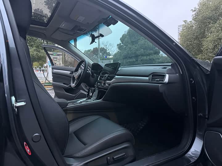 Фото 9 - Honda Accord