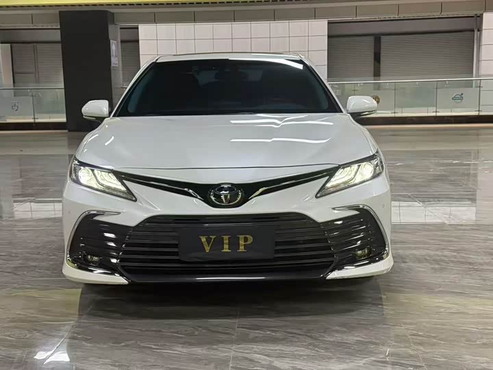 Фото 2 - Toyota Camry
