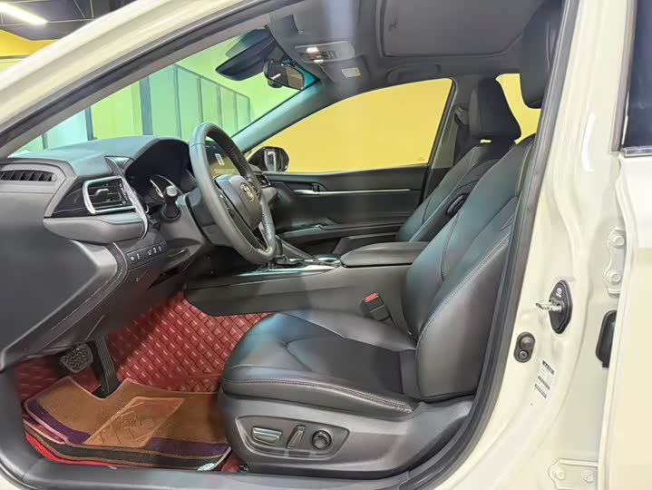 Фото 4 - Toyota Camry