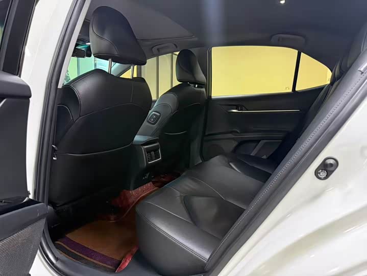 Фото 6 - Toyota Camry