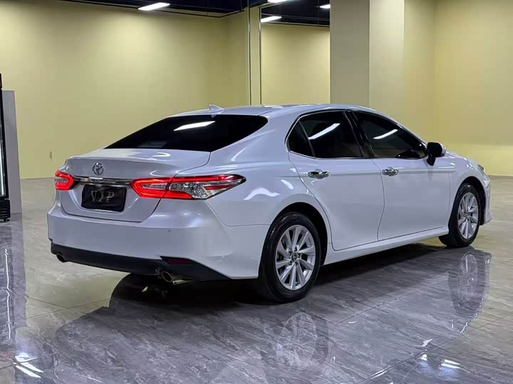 Фото 7 - Toyota Camry