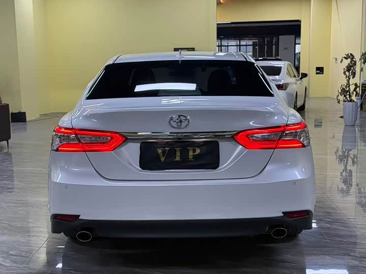 Фото 8 - Toyota Camry