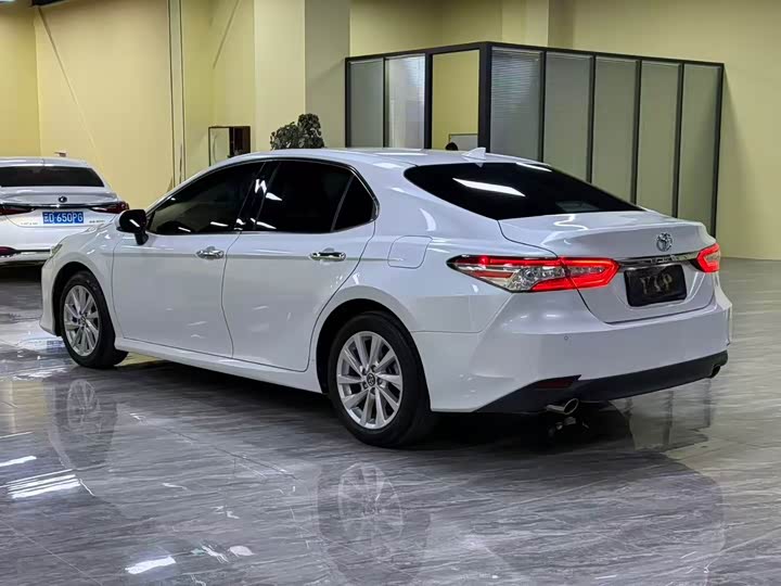 Фото 9 - Toyota Camry