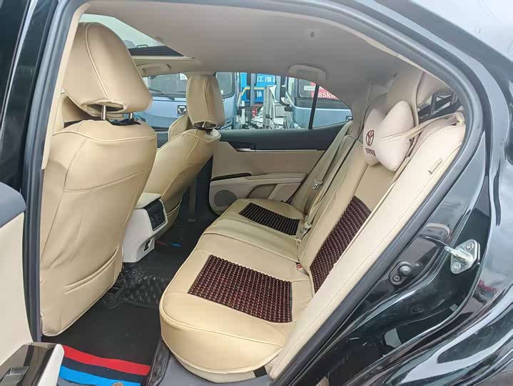 Фото 2 - Toyota Camry