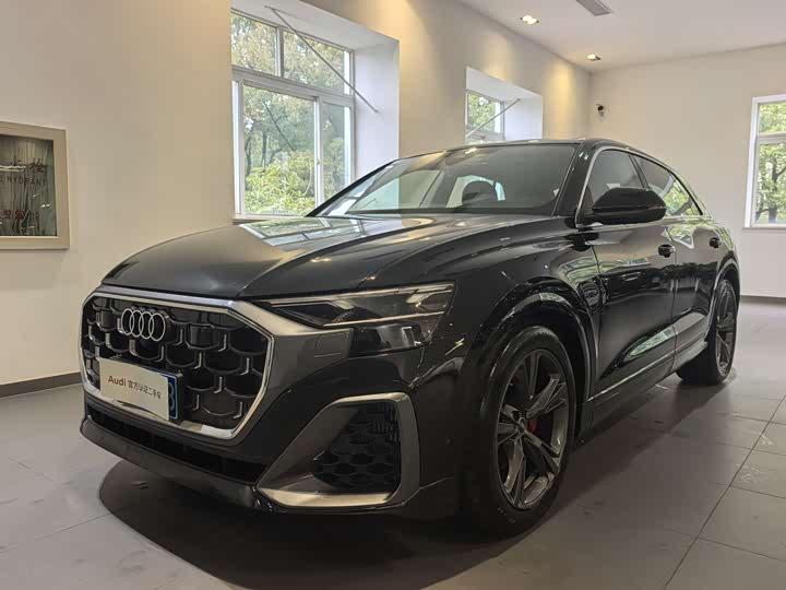 Фото 1 - Audi Q8