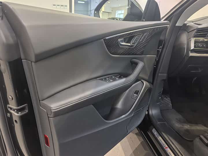 Фото 9 - Audi Q8