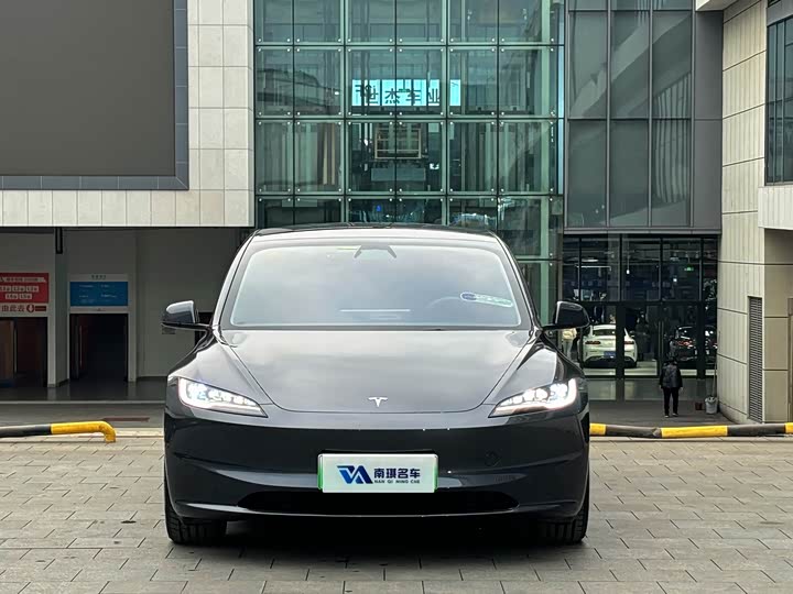 Фото 2 - Tesla Model 3