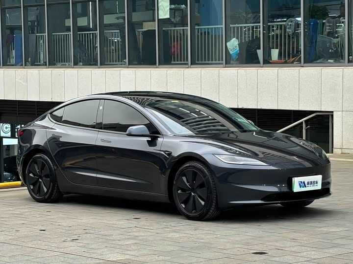 Фото 3 - Tesla Model 3