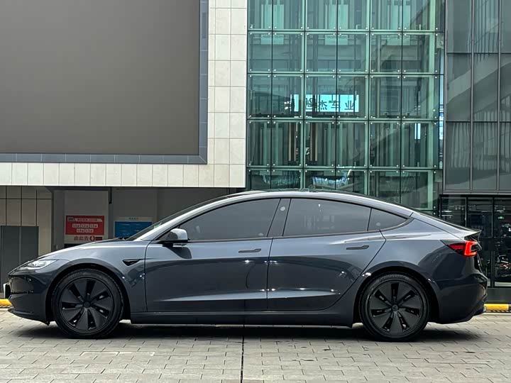 Фото 4 - Tesla Model 3