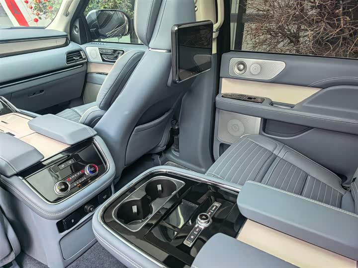 Фото 8 - Lincoln Navigator
