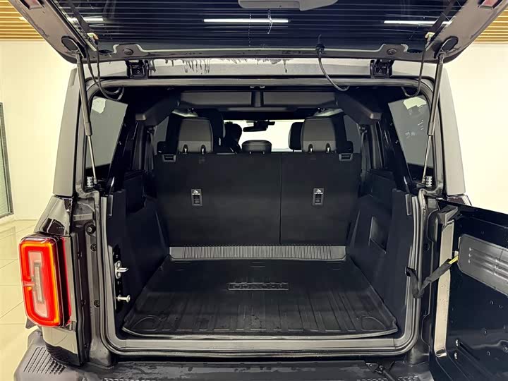 Photo 6 - Ford Bronco