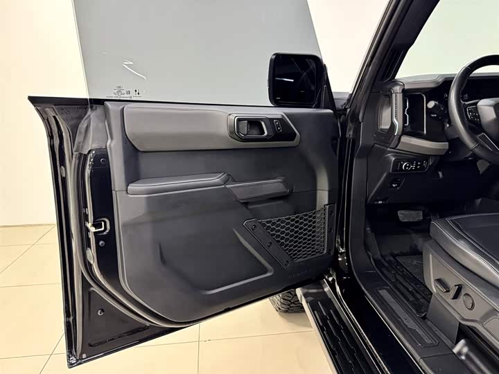 Photo 9 - Ford Bronco