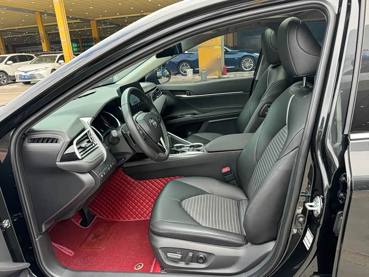 Фото 4 - Toyota Camry