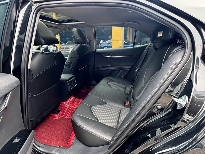 Фото 5 - Toyota Camry