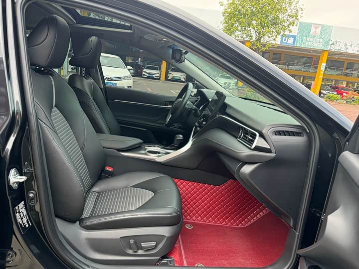 Фото 7 - Toyota Camry