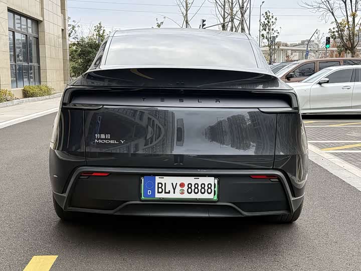 Photo 8 - Tesla Model Y