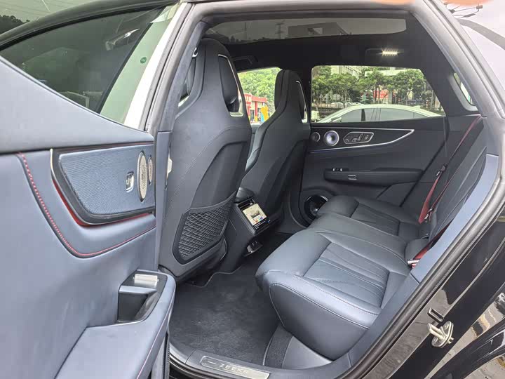 Фото 8 - Zeekr 001