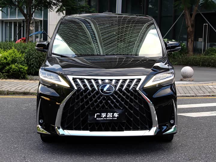 Фото 1 - Lexus LM