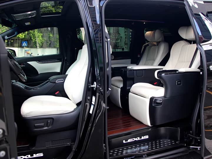 Фото 3 - Lexus LM