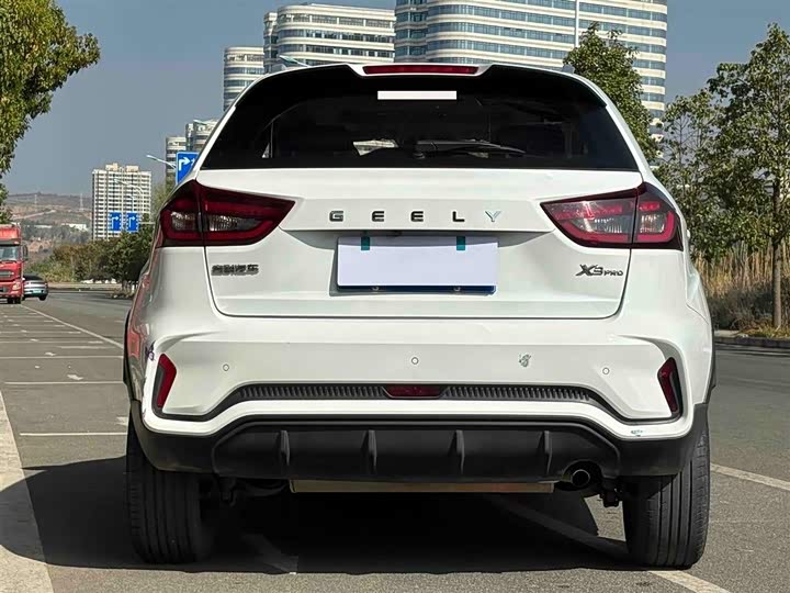 Фото 8 - Geely Vision X3