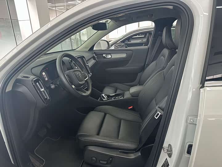 Фото 4 - Volvo XC40