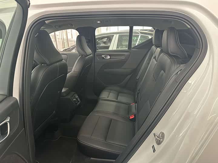 Фото 6 - Volvo XC40