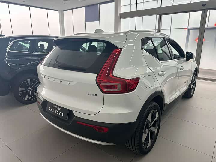 Фото 8 - Volvo XC40